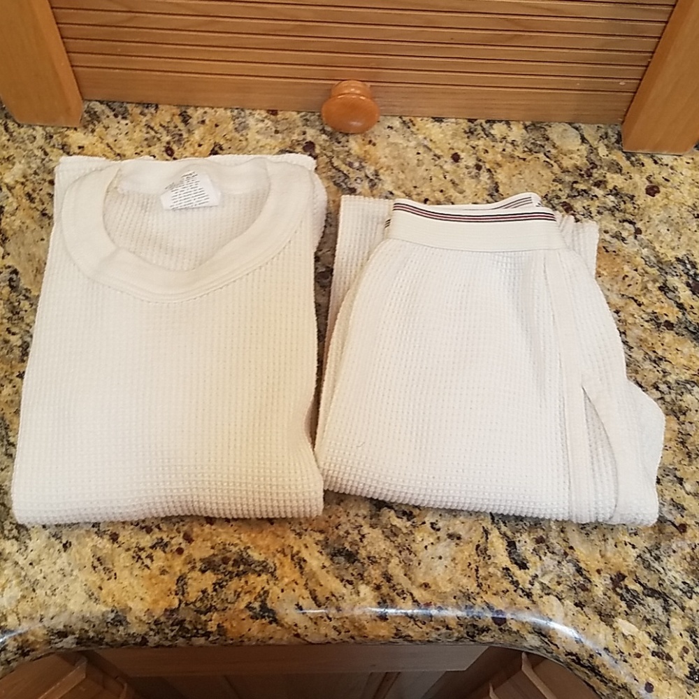 🎯 3/$12 Indera boys off white thermals, Small GUC